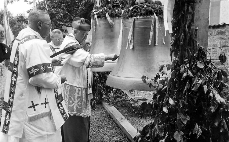 1956 Glockenweihe vor Kriegerdenkmal 01_Schmid